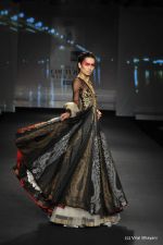 Model walk the ramp for Anju Modi show at PCJ Delhi Couture Week Day 3 on 10th Aug 2012 200 (76).JPG